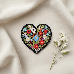 Botanische Blume Herz Aufnäher für Nähen und Stickerei Projekte Floral Love Aufnäher Patch Stitch Flower Art Hand gesticktes Design