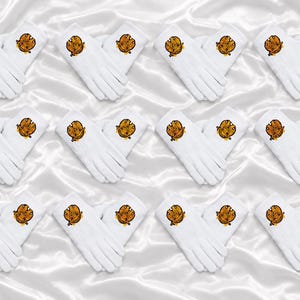 Puede incluir: Doce pares de guantes de tela blanca dispuestos en una cuadrícula. Cada guante presenta un pequeño estampado gráfico circular de una galleta marrón texturizada con detalles amarillos, situado en el dorso de la mano cerca de la muñeca.