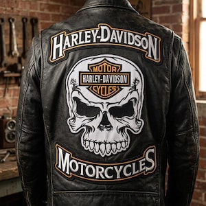Può includere: Giacca in pelle nera con marchio Harley-Davidson e un teschio sul retro. La giacca ha un classico stile biker con chiusura a zip e vestibilità su misura. Il logo Harley-Davidson è ben visibile.