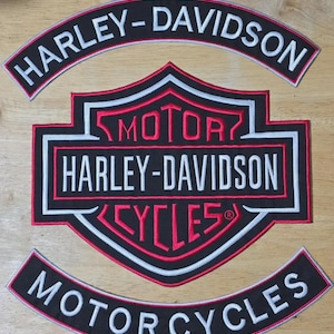Könnte beinhalten: Gestickte Harley-Davidson-Patches in Schwarz, Rot und Weiß. Die Patches enthalten das Harley-Davidson-Logo und die Worte "HARLEY-DAVIDSON MOTORCYCLES". Die Patches sind wahrscheinlich für Jacken oder andere Kleidungsstücke.