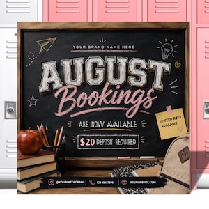 Op de afbeelding: Een krijtbord met een houten lijst met de tekst AUGUST BOOKINGS ARE NOW AVAILABLE, $20 DEPOSIT REQUIRED en YOUR BRAND NAME HERE. Het bevat een rode appel, gestapelde boeken, een pennenhouder en een rugzak op een bureauoppervlak.