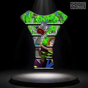 Può includere: Grafica multistrato con personaggi della serie animata "Rick and Morty". Il design include Rick, Morty e uno sfondo a portale in tonalità di verde, viola e bianco. Il logo "Custom Made" si trova nell'angolo in alto a destra.