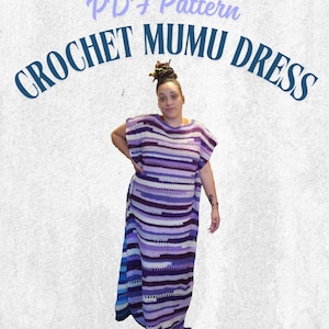 Può includere: Abito mumu all'uncinetto fatto a mano nei toni del viola, bianco e blu. L'abito presenta strisce orizzontali e un design fluido. Il testo "PDF Pattern CROCHET MUMU DRESS" è arcuato sopra l'abito.