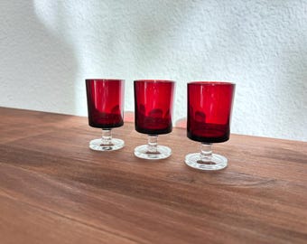 Juego de 3 vasos de licor Luminarc Cavalier Ruby Red vintage - Cristalería francesa de los años 70, estilo MCM.