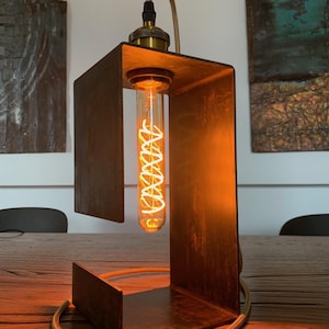 Lampe de chevet - Éclairage de table moderne et minimaliste - Design italien fait main - Lampe design - Lampe industrielle en acier corten - Décoration d'intérieur