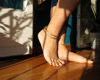 Par de tobilleras de bronce, joyería para pies de oro grueso martillado, armadura corporal, diosa tribal, sacerdotisa, antigua griega, brazalete de verano para tobillos