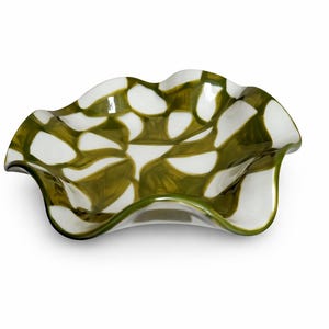 May include: A ceramic bowl with a distinctive wavy edge. The bowl has a white interior with a green, leaf-like design. The rim is green. Suitable for serving snacks or as a decorative item. Measurements in cm.