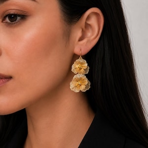 Aurora statement bloemoorbellen | Gouden oorbellen met bloemen | Oversized avondoorbellen | Cadeau voor haar