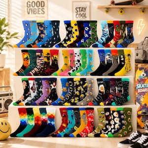 Könnte beinhalten: Eine Auswahl an bunten Crew-Socken mit verschiedenen Mustern, darunter Pinguine, Ananas und geometrische Designs. Die Socken sind auf Regalen angeordnet und präsentieren eine große Vielfalt an Stilen und Farben, ideal für jedes Outfit.