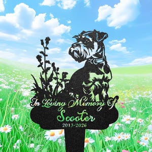 Könnte beinhalten: Schwarzer Metall-Gartenstecker mit einer Hundesilhouette und dem Text "In Loving Memory Of Scooter 2013-2026". Der Stecker zeigt einen Hund in einem Blumenfeld vor blauem Himmel.