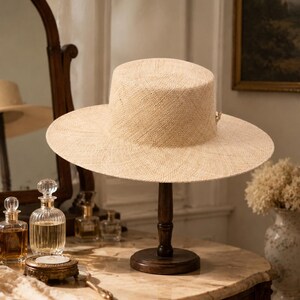 Cappello di paglia a tesa larga da donna, estivo, ideale per la spiaggia e le vacanze, stile boho resort, accessorio di moda intrecciato.