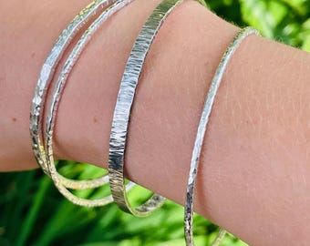 Set Off 4 Gehämmerter Sterling Silber Armreif, Stapeln Armreifen Baumrinde inspiriert Armband, Handgemachter Silber Armreif
