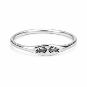 Graverad ring i sterlingsilver med tvillingkanin | Minimalistisk skogsarmband