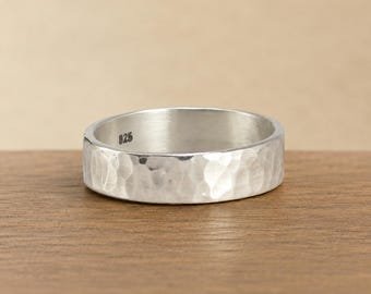 Sterling Silber Ring für Männer und Frauen - Gehämmert oder Glatt - Benutzerdefinierte Gravur - Sterling Silber Herrenring - Silber Band - 5 mm - Geschenk für Ihn