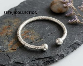 Gehämmerter Sterling Silber Torque Armreif, Minimalist Offener Armreif, Glatte Kugel Enden Doppel Torc Armreif Handgemachter Silber Armreif