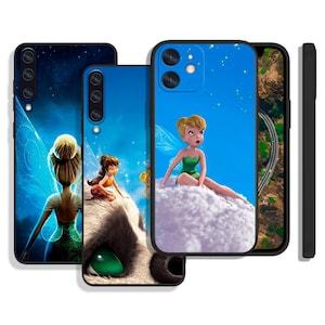 Puede incluir: Varias fundas de teléfono con diseños de hadas. Una funda muestra un hada con un vestido verde y alas sentada en una nube contra un cielo azul. Otra funda muestra un hada con un lobo. Las fundas tienen bordes negros.