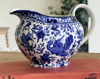 Jarra pequeña etrusca vintage Burleigh Regal Peacock descatalogada, jarra bulbosa de media pinta hecha a mano en azul y blanco de Staffordshire, jarra para crema