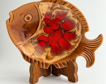 Prato de cerâmica vintage francês Saint Clément, estilo meados do século XX, com decoração em esmalte vermelho vulcânico, modelo 1304, fabricado na França por volta de 1970.