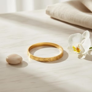 Peut inclure: Panneau en bois rustique avec l'inscription "Welcome to our home" en lettres blanches. Le panneau présente une finition vieillie et un design simple et accueillant, idéal pour la décoration d'entrée.