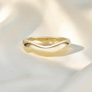 Anillo de boda minimalista curvo de oro macizo, anillo de boda apilable con diseño de ondas, anillo curvo delicado, oro macizo de 14k, regalo de joyería fina moderna para ella.