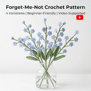 Peut inclure: Un vase en verre transparent contient un bouquet de myosotis crochetés. Les fleurs sont bleu clair avec des tiges et des feuilles vertes. Le texte en haut indique "Forget-Me-Not Crochet Pattern" avec des détails sur les variations, la facilité et le support vidéo.