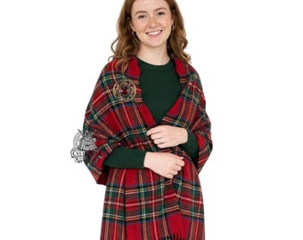 Chal de tartán para mujer con broche celta a juego. Chal de tartán escocés de invierno disponible en más de 70 tartanes.