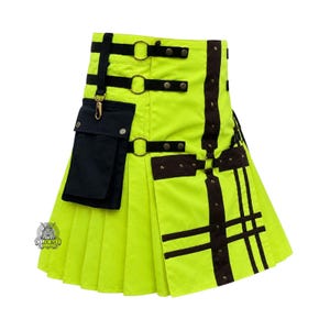 Puede incluir: Un kilt amarillo neón con detalles en negro y marrón. El kilt presenta correas negras con anillos y remaches metálicos, un bolsillo negro y paneles marrones. El kilt tiene un diseño plisado y está hecho de una tela resistente.