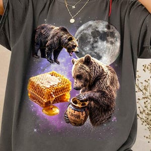 Retro Bear Honey Pot Shirt, Vintage Moon Forest Animal Tee, Celestial Honey Bear Art, Aesthetic 90s Nature Tshirt, Cottagecore Wildlife Gift