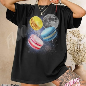 Retro Macaron-skjorta, vintage-tee med måne och dessert, himmelsk macaron-konst, estetisk söt t-shirt, vild macaron med månbelysning, Cottagecore-gåva
