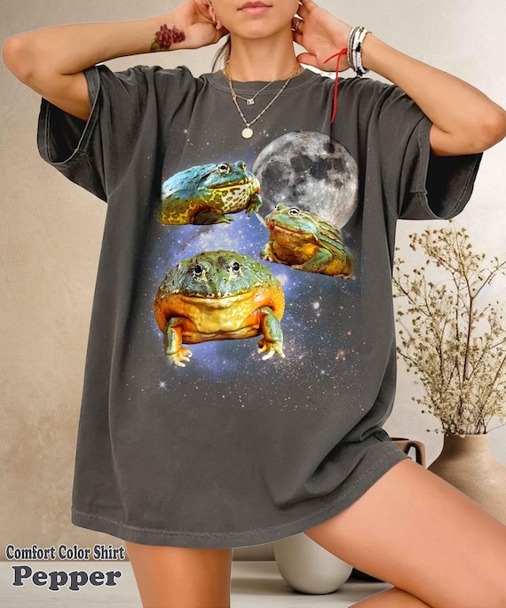 Retro Bullfrog Moon Shirt, Vintage Cottagecore Frog Tee, Celestial Woodland Animal Art, Aesthetic 90s Nature Tshirt, Mystic Forest Toad Gift