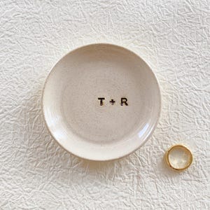 Personalized Minimalist Letter Wedding Ring Ceramic Dish, Custom Minimalist Letter Jewelry Dish, Bridesmaid Jewelry Dish, Bridesmaid Gift