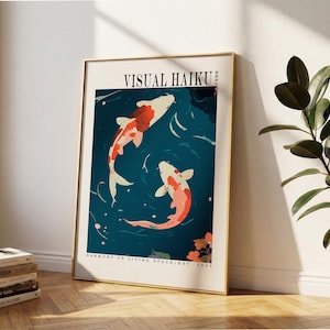 Puede incluir: Una impresión artística enmarcada con dos peces koi en un estanque. Los peces son blancos y naranjas, sobre un fondo azul verdoso oscuro. La impresión se titula "VISUAL HAIKU" e incluye el texto "HARMONY OF LIVING SPACE EST. 2024".
