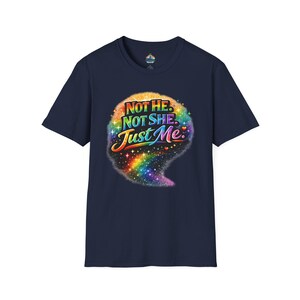 Camiseta "Ni él, ni ella, solo yo" / Tipografía cósmica del arcoíris del orgullo