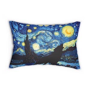 Puede incluir: Cojín rectangular con un diseño de noche estrellada y una silueta de lobo aullando. La obra de arte está inspirada en la pintura de Van Gogh, con pinceladas azules y amarillas. Un elemento decorativo para el hogar.