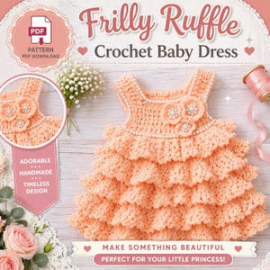 Könnte beinhalten: Ein pfirsichfarbenes Babykleid aus Häkelarbeit mit Rüschen. Das Kleid hat ein detailliertes Oberteil mit Perlenakzenten und einen mehrschichtigen Rock. Das Bild enthält den Text "Frilly Ruffle Crochet Baby Dress" und "Make Something Beautiful".