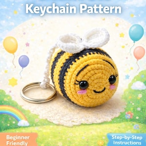 Pode incluir: Um chaveiro de abelha de crochê com um corpo listrado amarelo e preto, asas brancas e um rosto sorridente. A imagem inclui o texto "Crochet Bee Keychain Pattern", "Beginner Friendly" e "Step-by-Step Instructions". O fundo apresenta um céu, balões e um arco-íris.