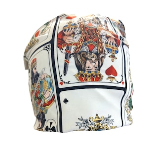 Gorro de lana con el rey, el as y la espada en la baraja de cartas