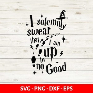 Op de afbeelding: Een zwart grafisch ontwerp met de tekst I solemnly swear that I am up to no good. Het ontwerp bevat een tovenaarshoed, kleine sterren, bliksemschichten en een spoor van voetafdrukken verspreid tussen de letters.