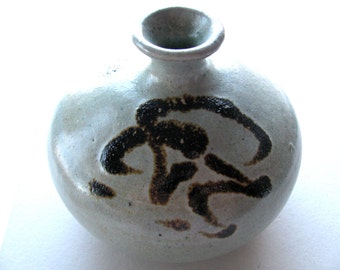 Ceramic bottle with bold decoration