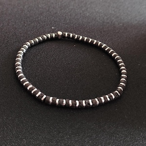 Lava Hämatit Armband 4mm Heishi, Naturstein Perlenarmband Herren Damen, Schwarz Silber Wechsel, Edelstahl Akzent, Boho Geschenk für Sie Ihn