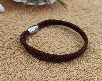 Double-row paracord bracelet in a striking snakeskin look