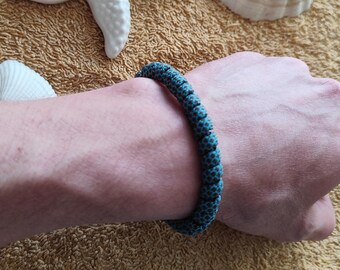 Minimalist paracord bracelet in a 90s spiral loop design with stainless steel magnetic clasp.
