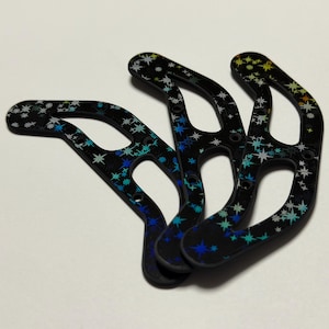 Könnte beinhalten: Eine weiße Keramik-Tasse mit schwarzem Henkel und dem Text "But First, Coffee" in fetter, schwarzer Schrift. Die Tasse steht vor einem verschwommenen Hintergrund. Die Tasse ist etwa 10 cm hoch.