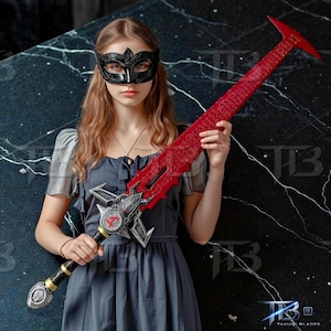 Könnte beinhalten: Ein großes rotes und silbernes Schwert mit detailliertem Griff- und Klingendesign. Das Schwert hat eine strukturierte rote Klinge und einen silbernen Parier mit aufwendigen Details. Der Griff ist schwarz und goldfarben. Das Schwert wird von einer Person mit einer schwarzen Maske gehalten.