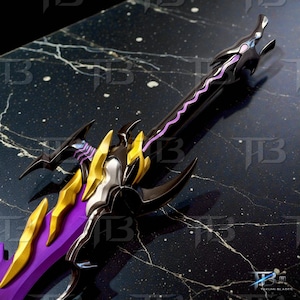 Puede incluir: Primer plano de una espada de fantasía. La hoja es morada con detalles dorados, y la empuñadura es negra con detalles dorados y plateados. La espada tiene un diseño de dragón.