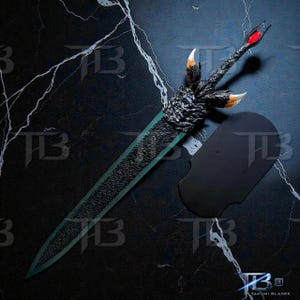 Puede incluir: Una espada de fantasía con empuñadura negra y hoja teñida de verde. El mango presenta un diseño texturizado detallado con detalles en naranja y blanco. Un soporte negro está al lado de la espada. El logotipo "Takumi Blades" está en la esquina inferior derecha.