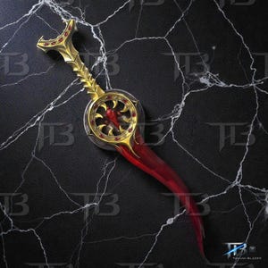 Puede incluir: Una taza de cerámica blanca con un asa negra y el texto "But First, Coffee" en un estilo manuscrito. La taza está sobre una superficie blanca. La taza mide aproximadamente 10 cm de alto.