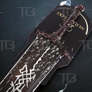 Simososvärd – 119 cm tungmetallrekvisita, Clair Obscur Expedition 33-display