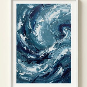 Op de afbeelding: Abstracte kunstafdruk in een witte lijst. Het kunstwerk toont een textuurrijk, wervelend ontwerp in tinten blauw en wit, dat doet denken aan oceaangolven. De dikke penseelstreken creëren een dynamisch effect.