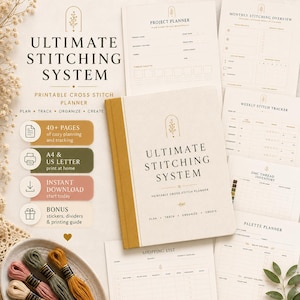 以下が含まれることがあります： クリーム色の「Ultimate Stitching System」プランナー、金色の背表紙付き。プランニングページと刺繍糸に囲まれています。「Printable Cross Stitch Planner」と「Plan, Track, Organize, Create」の文字が含まれています。
